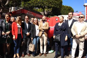 Autoridades y organizadores del Día del Tomate, en el Paseo de Almería.