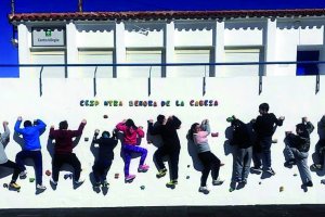 Alumnos del colegio disfrutando del nuevo rocódromo.