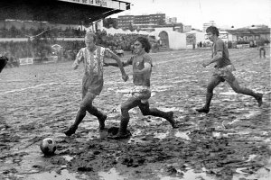 El fútbol actual no tienen nada que ver con el fútbol de antes, cuando había que jugar en campos infernales como el de esta foto de 1977.