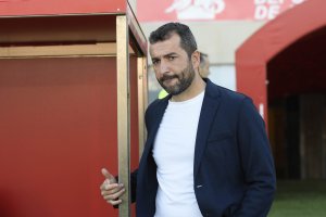 Diego Martínez llegando a su banquillo.