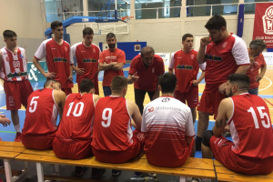 El entrenador almeriense dando instrucciones.