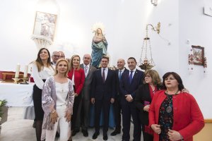 Autoridades y vecinos durante el acto de imposición.