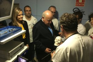 El consejero, atiende explicaciones sobre el endoscopio en Torrecárdenas.