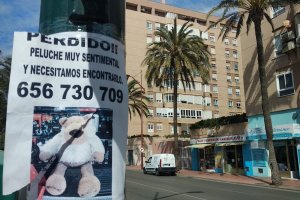 Cartel pegado en un semáforo de la avenida de Cabo de Gata.
