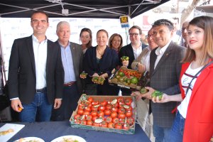 Autoridades en el stand de Agroponiente.