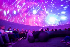 Imagen del Facebook de Azimuth Spain del planetario portátil instalado en la capital.