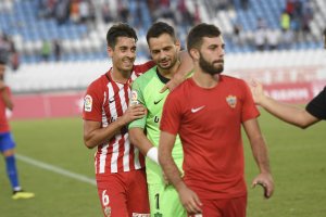 César de la Hoz abrazado a René.