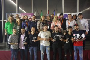 Los ganadores de las tres categorías junto a la organización, jurado y concejales.