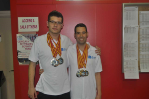Los dos campeones con sus medallas.