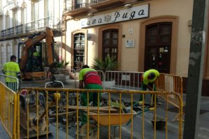 El asfalto sustituirá al adoquinado en la calle Jovellanos.