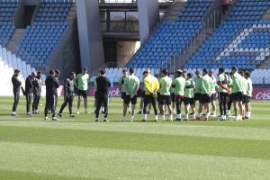 Charla del cuerpo técnico antes del entrenamiento.