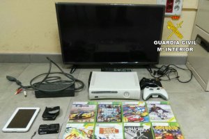 Objetos sustraídos en el robo y recuperados por la Guardia Civil.