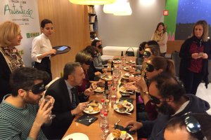 Varias personas realizando el \'Desayuno a ciegas\'