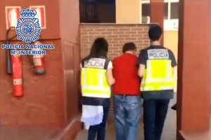 El detenido en el patio trasero de la Comisaría Provincial de la Policía Nacional en Almería