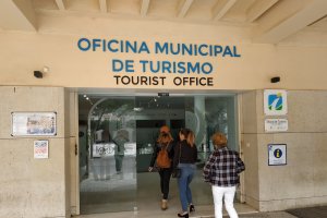 Nueva cartelería a la entrada de la oficina