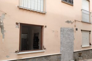 Vivienda con las ventanas rotas