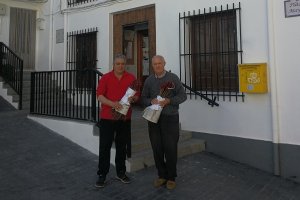 Jacinto Navarro con plantones donados a la Alhambra, en una imagen difundida en Facebook.