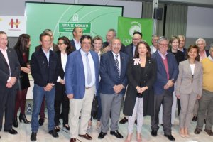 Los miembros de Hortyfruta con la consejera de Agricultura