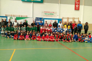 La gran familia del fútbol bebé en la pista.