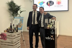 El alcalde junto al presidente de la Diputación durante la presentación.