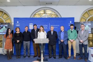 Ángeles Martínez, acompañada por los organizadores de cada una de las pruebas.