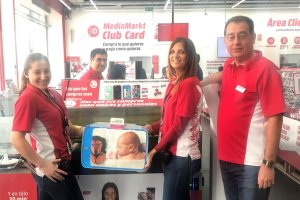 El equipo de Media Markt Almería muestran la impresora que ha personalizado con la tecnología Roland