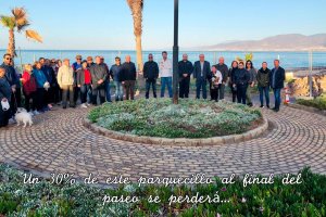 Los vecinos protestan en uno de los espacios que se verá afectado.