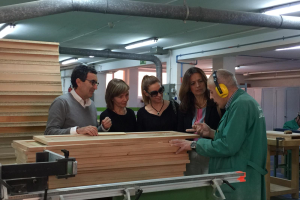 Alumno explicando las labores que realizan.