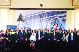 Foto de familia de premiados y autoridades.