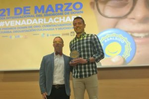 Miguel Gutiérrez, de la Fundación del Almería, recogió el galardón.