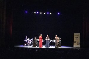 las actrices M. Galera, E. Quiñones y C. Pérez en esta pieza trágico-cómica.