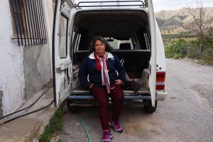 En la foto se puede ver a Paulina Aguayo sentada en la puerta de su dormitorio sobre rueda. Foto: Ricardo Alba