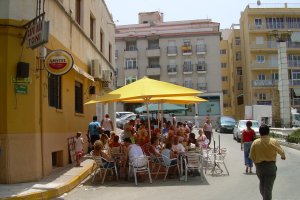 Un bar con terraza en Albox, donde concurren a diario gran número de extranjeros