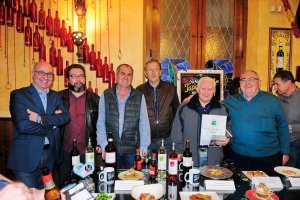 El presidente de ASHAL, Diego García, con los miembros del jurado.