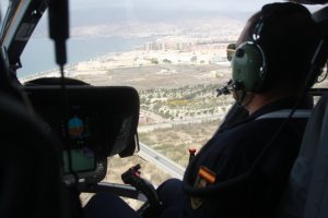 El helicóptero de la Policía Nacional se aproxima al núcleo urbano de Almería desde el Levante.