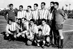Domingo Sosa, al lado del portero,  en una de las alineaciones del Almería de los años cincuenta.