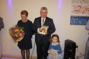 Isabel García Guirado y José Luis Cantón junto a su nieto mostrando la foto dedicada del alcalde de Almería.