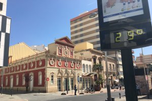 Temperatura alcanzaba este mediodía en el centro de la ciudad.