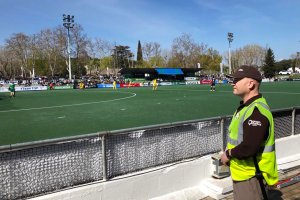 Un vigilante de seguridad de Grupo Control durante uno de los partidos.