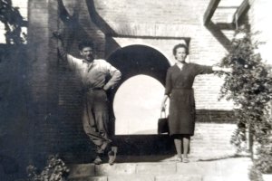 Indalecio en la Alcazaba, junto a su tía Luisa que vino de Francia.