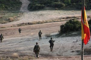 Imagen de archivo de legionarios durante unas prácticas en Zaragoza.