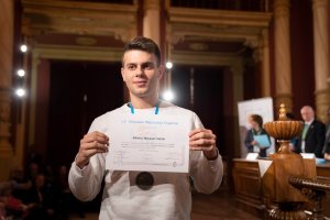 Alberto Márquez, de la Compañía de María, con su medalla de plata y el diploma acreditativo.