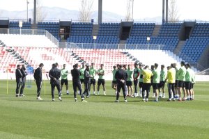 Charla de Fran Fernández para comenzar el entrenamiento.