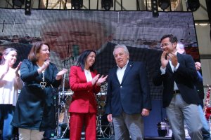 El comisario posa emocionado junto a las autoridades asistentes.