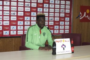 Yan Eteki en rueda de prensa.