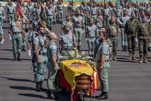Homenaje al leginario fallecido en el patio de armas de la base de Viator.