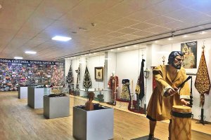 Una de las salas del Museo, con el mural de fotos de vecinos al fondo.o