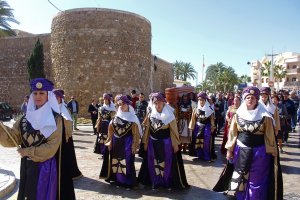 La comitiva fúnebre, con los restos mortales de José Fernández, camino de la iglesia.