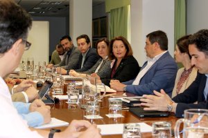 Reunión de la Administración con representantes de las organizaciones del sector.