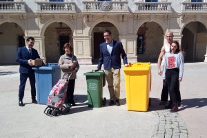El concejal junto a los personajes protagonistas de la campaña.